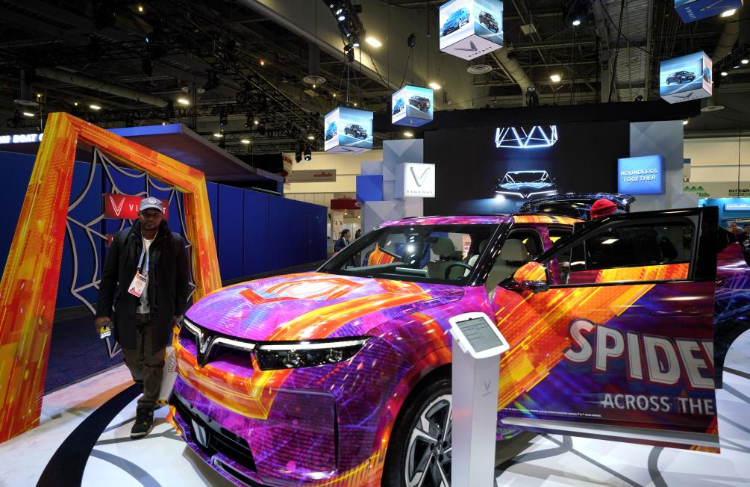 1月11日，人們在美國拉斯維加斯消費電子展越南電動汽車制造商VinFast展臺參觀。新華社記者吳曉凌攝