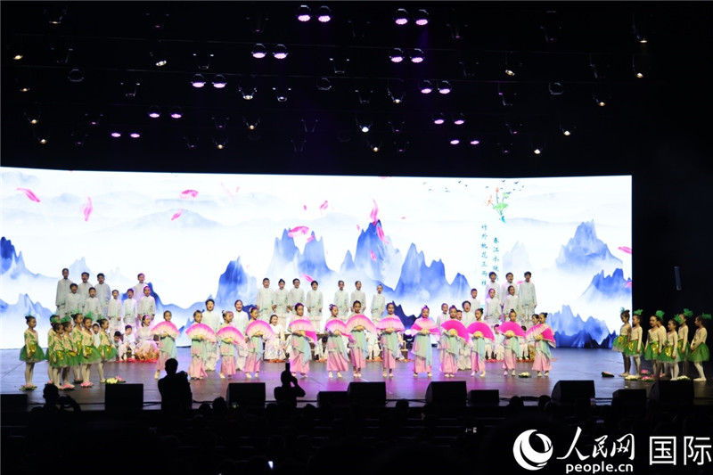 《四季詩(shī)韻》童聲詩(shī)朗誦表演。人民網(wǎng)記者 任皓宇攝