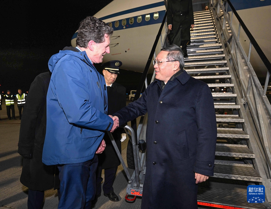 當?shù)貢r間1月16日晚，應愛爾蘭總理瓦拉德卡邀請，國務院總理李強乘包機抵達都柏林國際機場，開始對愛爾蘭進行正式訪問。愛爾蘭環(huán)境、氣候與通訊部長兼交通部長瑞安等到機場迎接。新華社記者 饒愛民 攝
