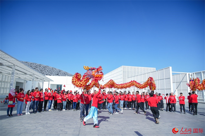 舞龍表演。人民網(wǎng) 塔里克·易卜拉欣攝