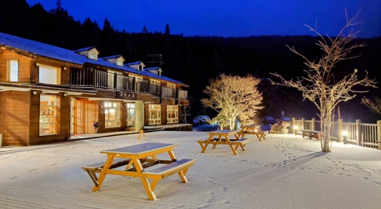 位在宜蘭縣內(nèi)的太平山森林游樂區(qū)23日凌晨開始下雪，園區(qū)翠峰山屋前一片雪白。圖片來源：臺灣“中央社”。