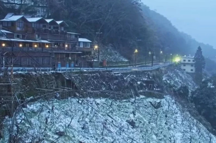 桃園市觀光旅游局22日新啟用的“上巴陵實時影像”的鏡頭下，現(xiàn)場呈現(xiàn)雪景。圖片來源：桃園市觀光旅游局。