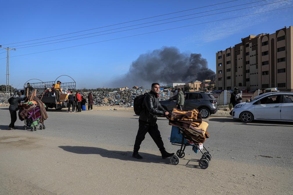 1月22日，在加沙地帶南部城市汗尤尼斯，人們逃離家園。新華社發(fā)（里澤克·阿卜杜勒賈瓦德攝）