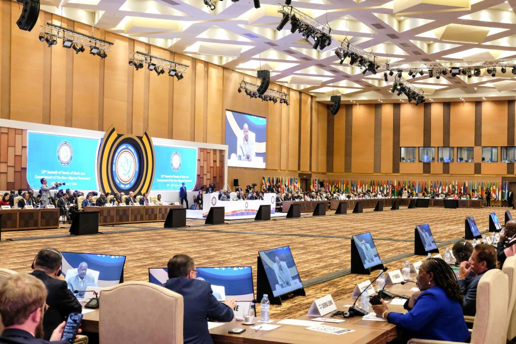 這是1月19日在烏干達(dá)首都坎帕拉拍攝的不結(jié)盟運(yùn)動(dòng)第19次峰會(huì)開(kāi)幕式現(xiàn)場(chǎng)。新華社發(fā)（阿佳拉·納瓦達(dá)攝）