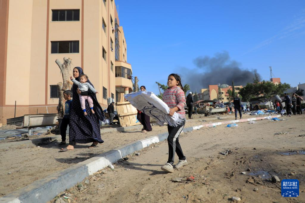 1月22日，加沙地帶南部城市汗尤尼斯遭到以軍攻擊后升起濃煙。新華社發(fā)（里澤克·阿卜杜勒賈瓦德攝）