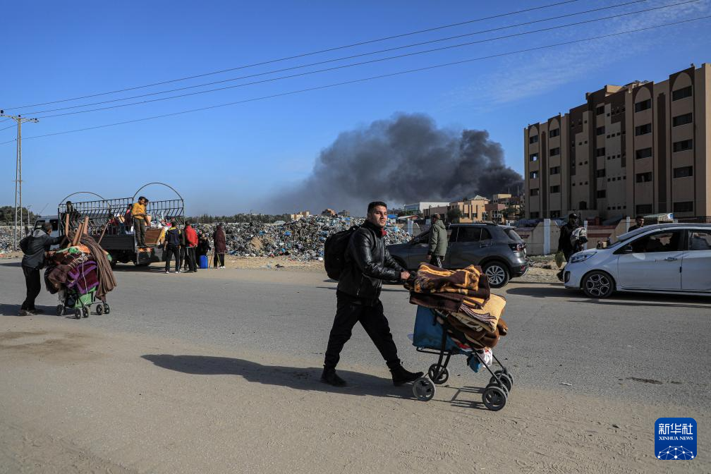 1月22日，在加沙地帶南部城市汗尤尼斯，人們逃離家園。新華社發(fā)（里澤克·阿卜杜勒賈瓦德攝）