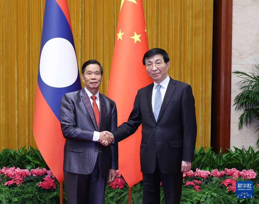 1月22日，中共中央政治局常委、全國政協(xié)主席王滬寧在北京會(huì)見老撾人民革命黨中央政治局委員、建國陣線中央委員會(huì)主席辛拉馮。新華社記者 王曄 攝