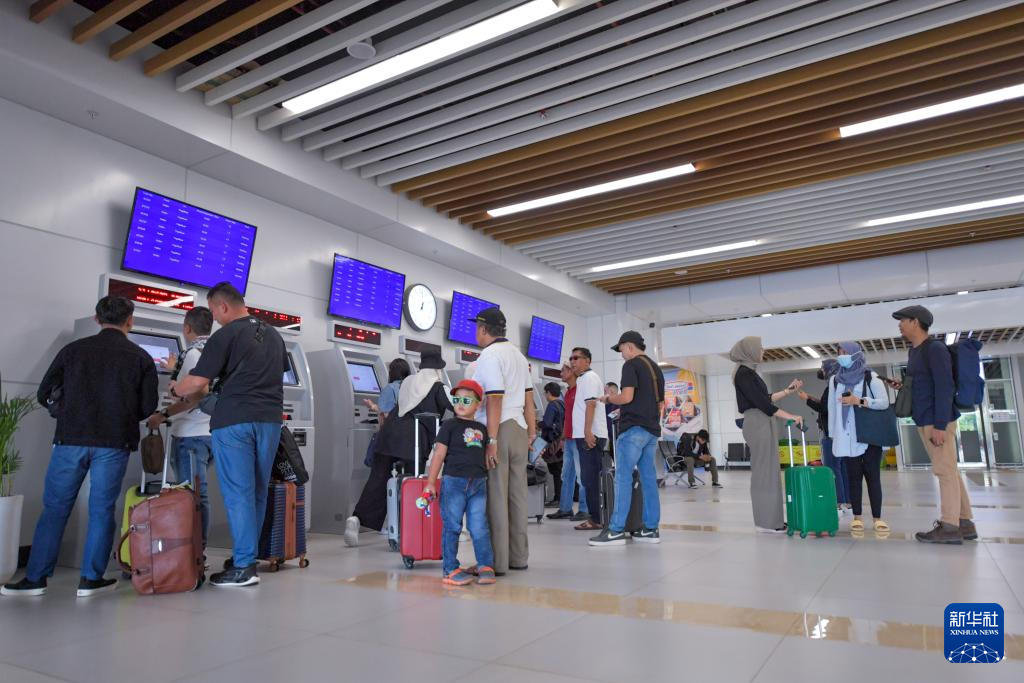 1月24日，在印度尼西亞雅加達(dá)哈利姆站，乘客使用自助取票機(jī)。新華社記者 徐欽 攝