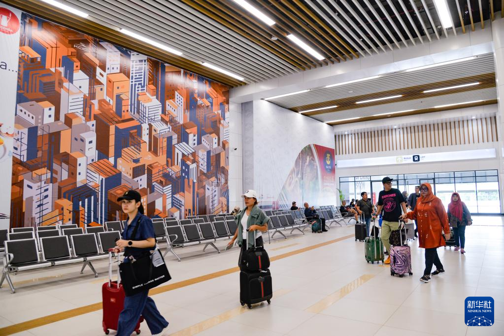 1月24日，在印度尼西亞雅加達(dá)哈利姆站，乘客在候車大廳內(nèi)行走。新華社記者 徐欽 攝