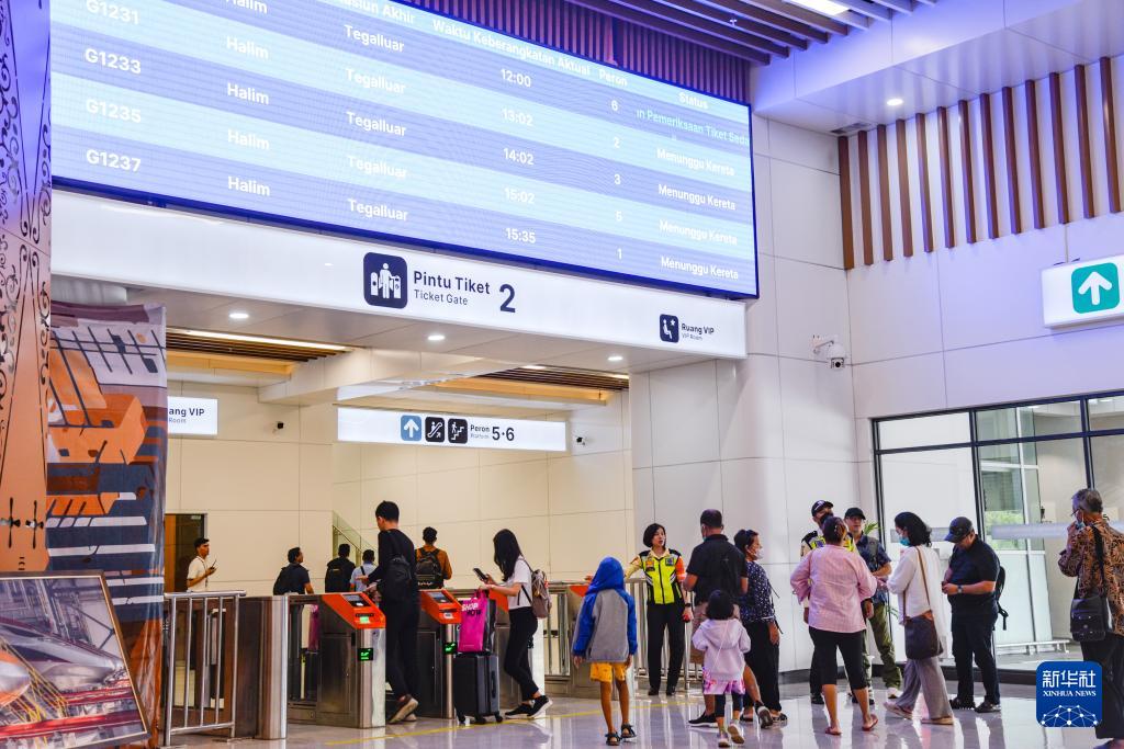 1月24日，在印度尼西亞雅加達(dá)哈利姆站候車大廳，乘客刷票前往站臺(tái)。新華社記者 徐欽 攝