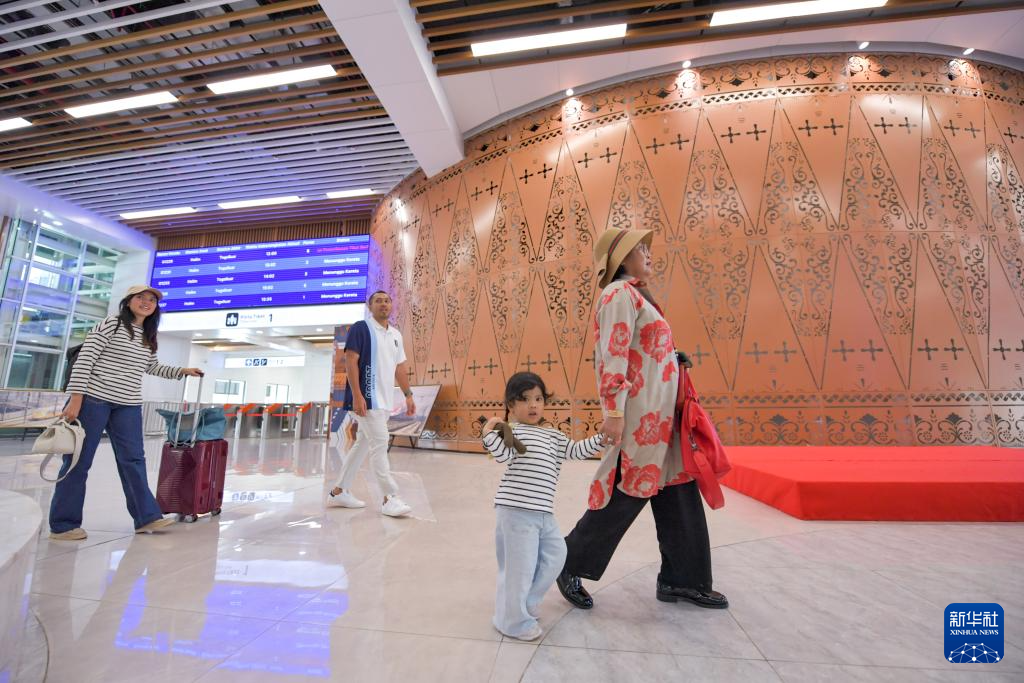 1月24日，在印度尼西亞雅加達(dá)哈利姆站，乘客在候車大廳內(nèi)行走。新華社記者 徐欽 攝