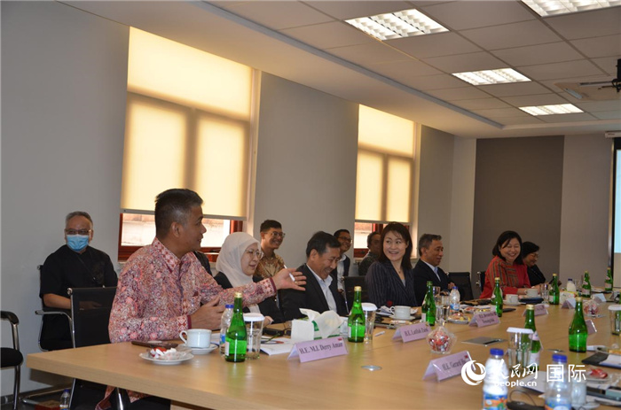 參訪嘉賓與五菱印尼公司負(fù)責(zé)人交流。人民網(wǎng)記者 李培松攝