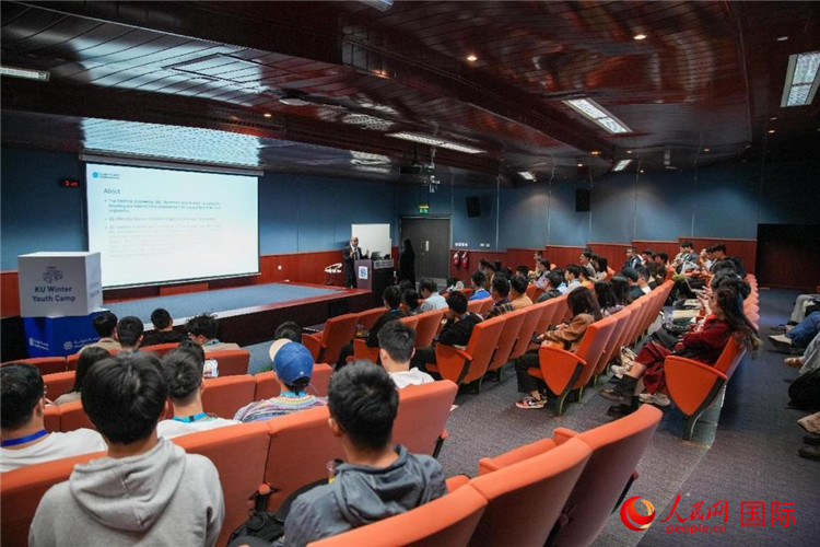 圖為23日，中國(guó)學(xué)生在聽(tīng)取講座。人民網(wǎng)塔里克·易卜拉欣攝