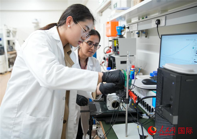 中國(guó)學(xué)生（左一）在嘗試操作電解水實(shí)驗(yàn)。人民網(wǎng)塔里克·易卜拉欣攝