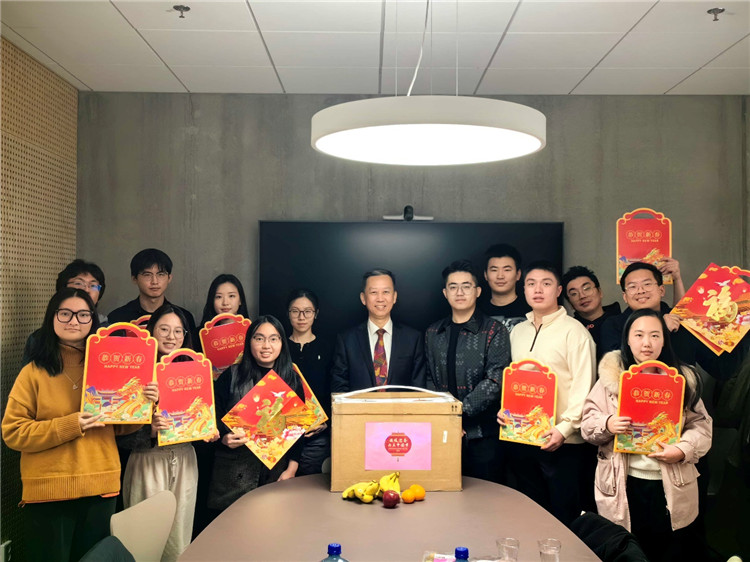 中國駐瑞典大使崔愛民看望慰問瑞典隆德大學(xué)中國留學(xué)生。中國駐瑞典大使館供圖
