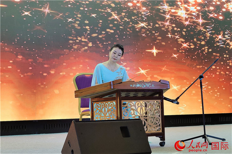 揚(yáng)琴演奏家劉艮演奏《夢(mèng)中的婚禮》。人民網(wǎng)記者 于宏建攝