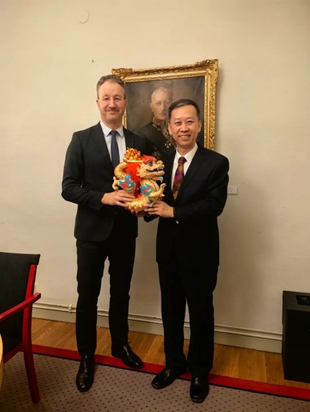 中國(guó)駐瑞典大使崔愛民（右）會(huì)見瑞典外交部外貿(mào)總司長(zhǎng)嚴(yán)波（左）。中國(guó)駐瑞典大使館供圖