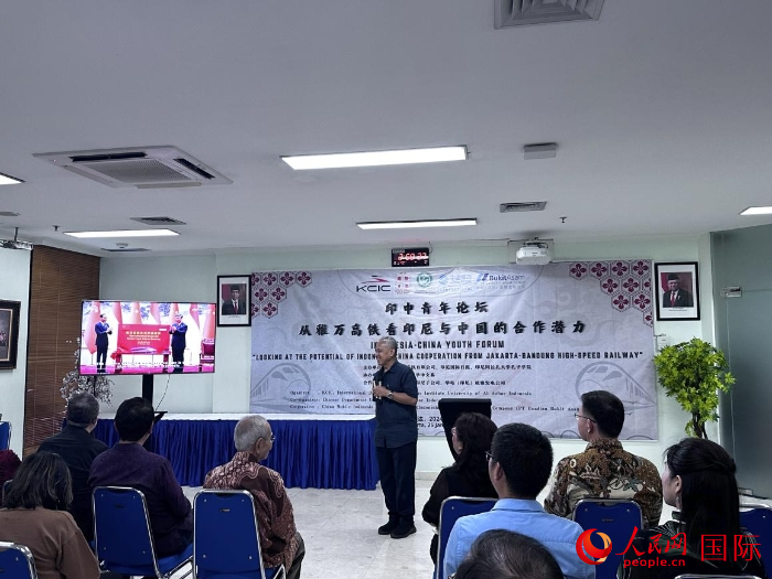 韓高路為與會(huì)嘉賓放映中印尼元首為雅萬高鐵正式開通運(yùn)營(yíng)揭幕的場(chǎng)景。人民網(wǎng)記者 曹師韻攝