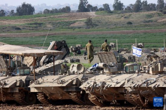 這是1月24日拍攝的加沙邊境以色列一側的以軍部隊。新華社發(fā)（吉爾·科恩·馬根攝）