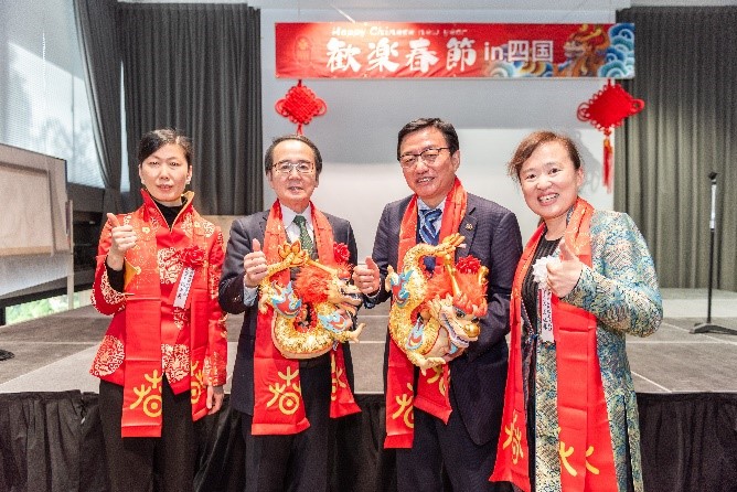 向池田知事、大西市長(zhǎng)贈(zèng)送“歡樂春節(jié)“吉祥龍。從左到右為魏有美副總領(lǐng)事、池田豊人知事、大西秀人市長(zhǎng)、馬曉琛主任。中國駐大阪旅游辦事處供圖
