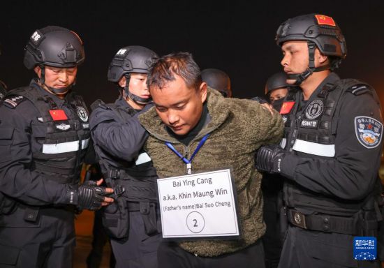 1月30日，在緬甸內(nèi)比都國際機(jī)場，緬甸警方依法向我公安機(jī)關(guān)移交緬北重大犯罪嫌疑人白應(yīng)蒼。新華社記者 殷剛 攝
