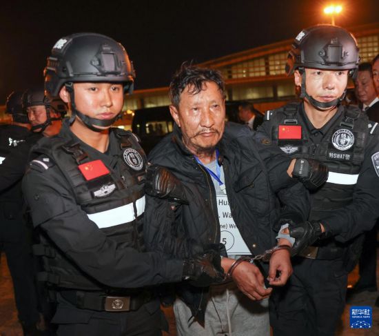 1月30日，在緬甸內(nèi)比都國際機(jī)場，緬甸警方依法向我公安機(jī)關(guān)移交緬北重大犯罪嫌疑人魏懷仁。新華社記者 殷剛 攝