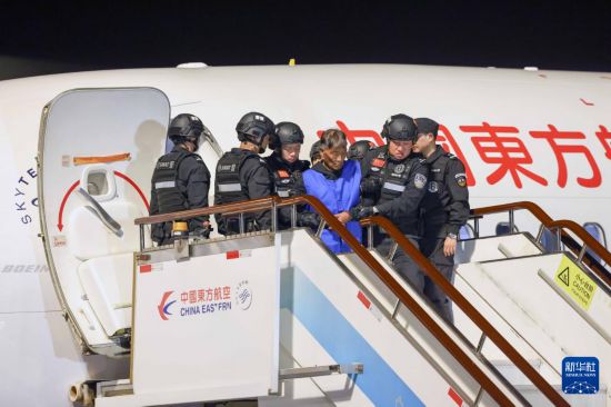 1月30日，在云南昆明長水機(jī)場，緬北重大犯罪嫌疑人白所成被我公安機(jī)關(guān)成功押解回國。新華社記者 殷剛 攝