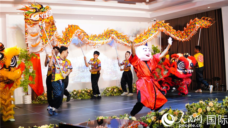 在菲留學(xué)生通過舞龍舞獅表演呈現(xiàn)中華優(yōu)秀傳統(tǒng)文化魅力。人民網(wǎng)記者樊帆 攝