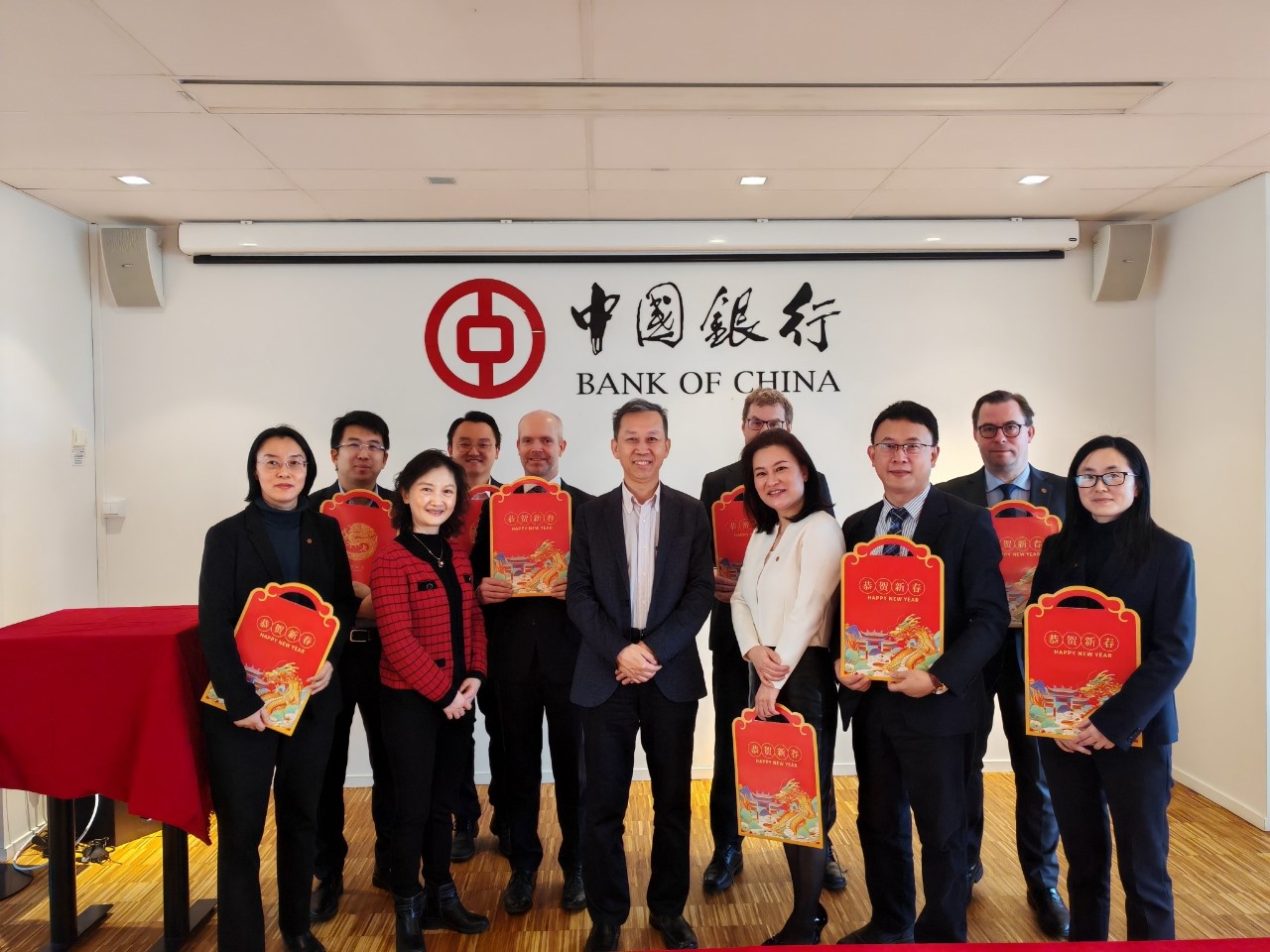 中國(guó)駐瑞典大使崔愛民（左六）與中國(guó)銀行（歐洲）有限公司斯德哥爾摩分行中外員工合影。中國(guó)駐瑞典大使館供圖