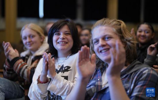 1月30日，在美國(guó)華盛頓州塔科馬市林肯中學(xué)，將于3月啟程赴華交流的林肯中學(xué)12年級(jí)學(xué)生蒙特塞拉特·羅梅羅-羅查（中）參加美國(guó)中學(xué)生赴華交流歡送儀式。新華社記者 吳曉凌 攝