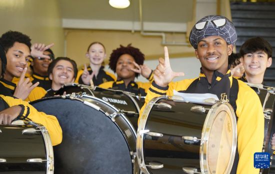 1月30日，在美國(guó)華盛頓州塔科馬市林肯中學(xué)，學(xué)校鼓樂隊(duì)準(zhǔn)備在美國(guó)中學(xué)生赴華交流歡送儀式上表演。新華社記者 吳曉凌 攝