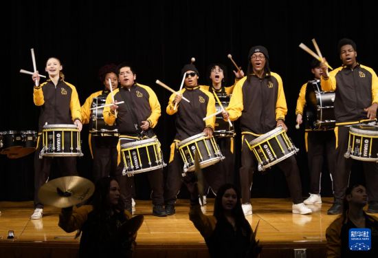 1月30日，在美國(guó)華盛頓州塔科馬市林肯中學(xué)，學(xué)校鼓樂隊(duì)在美國(guó)中學(xué)生赴華交流歡送儀式上表演。新華社記者 吳曉凌 攝