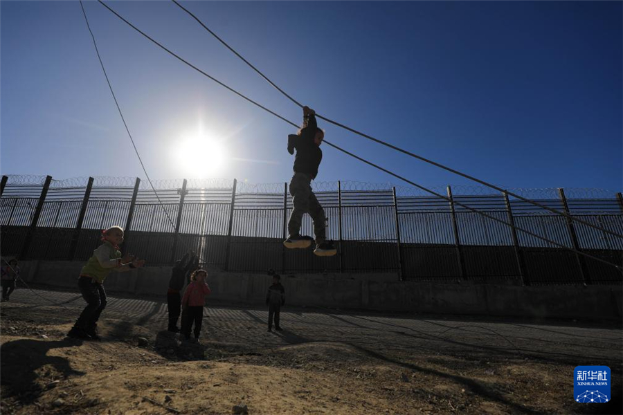 1月31日，在加沙地帶南部城市拉法同埃及邊境地區(qū)，巴勒斯坦兒童在玩耍。新華社發(fā)（亞西爾·庫迪攝）