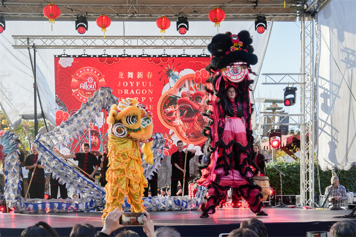 中國駐希臘大使館大使肖軍正與希方嘉賓為舞龍點睛。     希臘小朋友進行舞龍舞獅表演。《中希時報》供圖