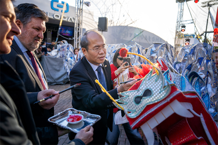 中國駐希臘大使館大使肖軍正與希方嘉賓為舞龍點睛?！吨邢r報》供圖