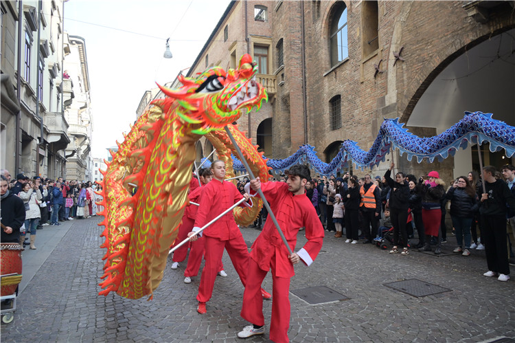 當?shù)匚湫g(shù)學(xué)院進行舞龍表演。張錫琪攝