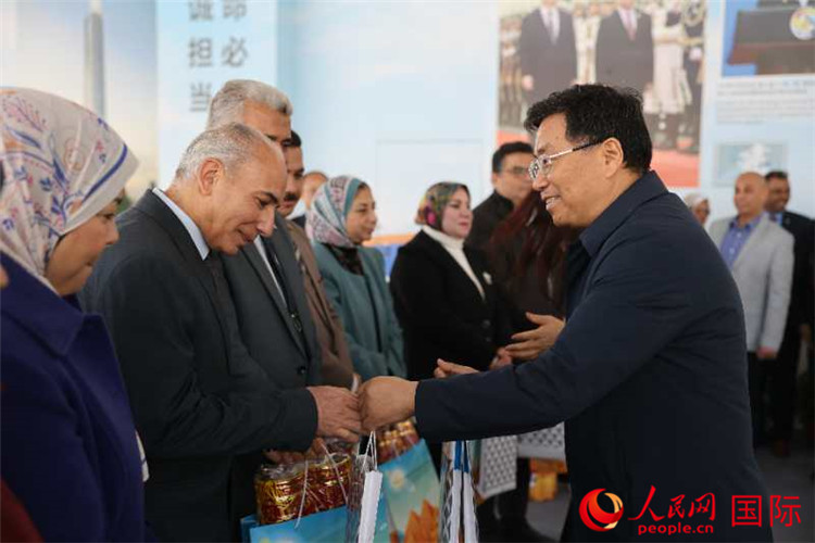 中建埃及分公司董事長(zhǎng)常偉才為埃及師生發(fā)放新年禮包。人民網(wǎng)記者 黃培昭攝