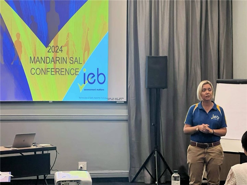 羅賓·莫瓦特女士對2023年“南非漢語高考”情況進(jìn)行數(shù)據(jù)分析總結(jié)。（圖片來源：南非中國文化和國際教育交流中心孔子課堂）