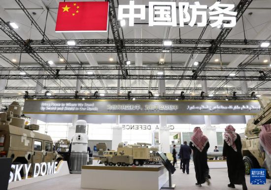 2月5日，在沙特阿拉伯利雅得，人們在中國展區(qū)參觀。新華社記者 王東震 攝