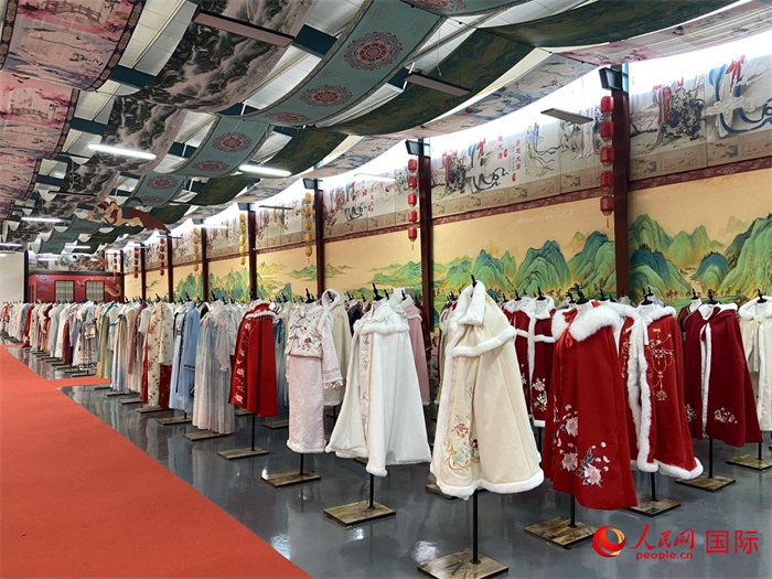 1月24日，在山東省菏澤市曹縣大集鎮(zhèn)穿越大唐漢服云倉直播基地展廳里擺放的漢服。 人民網(wǎng) 周琳佳攝