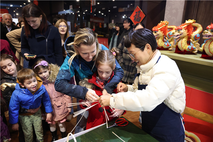 2024年“歡樂春節(jié)”《閩南風(fēng)情》文藝演出和泉州非物質(zhì)文化遺產(chǎn)展演2月6日在塞爾維亞斯梅代雷沃文化中心舉行。圖為當(dāng)?shù)孛癖婓w驗(yàn)中國非遺手工藝。 貝爾格萊德中國文化中心供圖