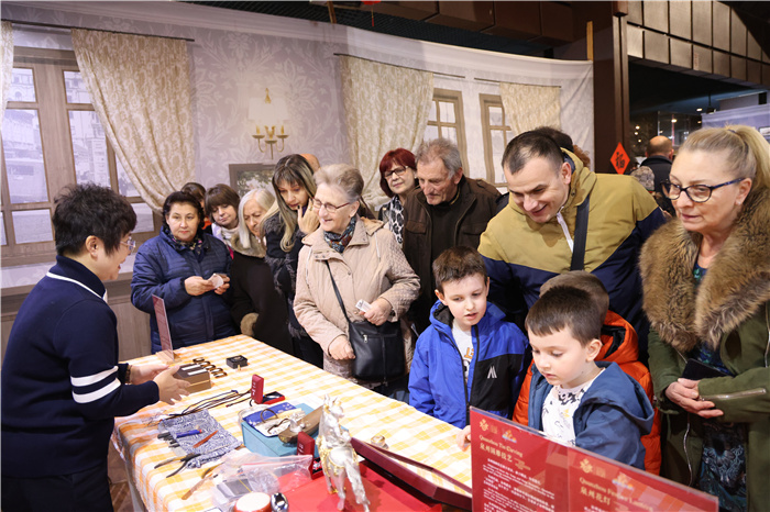 2024年“歡樂春節(jié)”《閩南風(fēng)情》文藝演出和泉州非物質(zhì)文化遺產(chǎn)展演2月6日在塞爾維亞斯梅代雷沃文化中心舉行。圖為當(dāng)?shù)孛癖婓w驗(yàn)中國非遺手工藝。 貝爾格萊德中國文化中心供圖