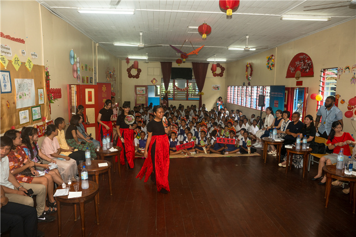 中華學(xué)校學(xué)生表演扇子舞。