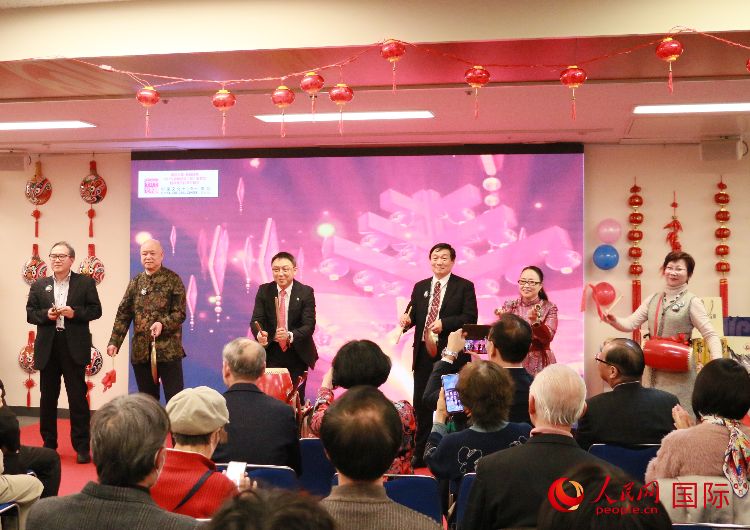 打擊樂合奏《春節(jié)序曲》。人民網 許可攝