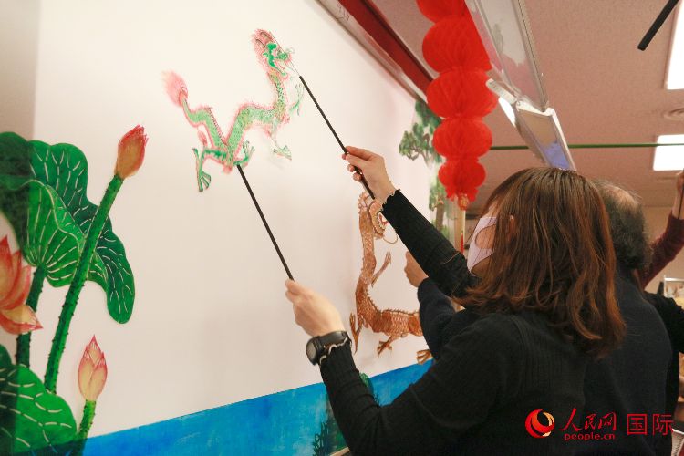 皮影戲表演。人民網 許可攝