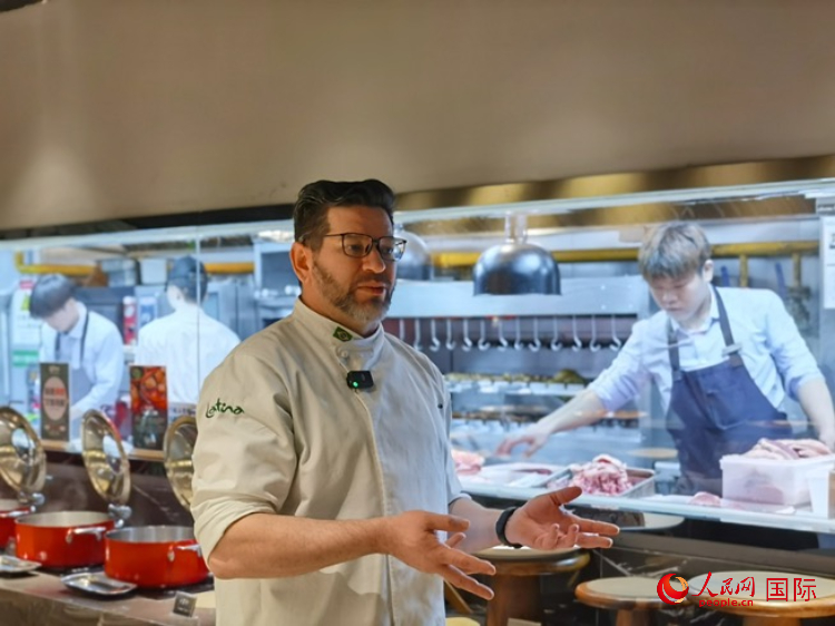 巴西主廚路易斯。人民網記者 魯揚攝