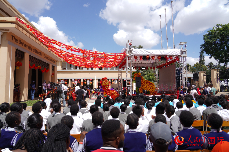 師生在觀看舞獅表演。人民網(wǎng)記者 黃煒鑫攝