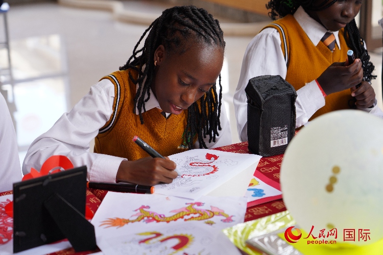 學(xué)生在畫龍。人民網(wǎng)記者 黃煒鑫攝