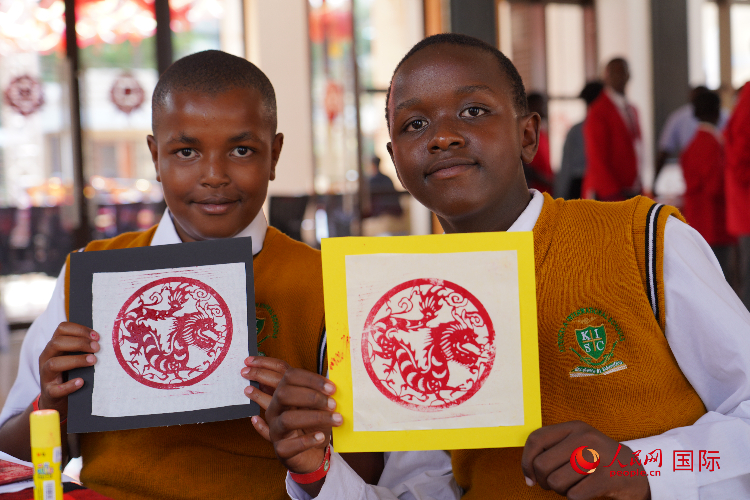 學(xué)生展示拓印作品。人民網(wǎng)記者 黃煒鑫攝