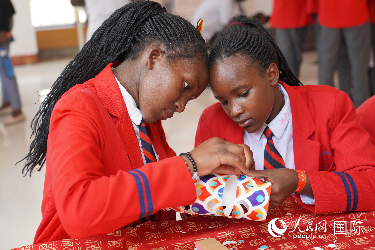 學(xué)生在手工制作紙龍。人民網(wǎng)記者 黃煒鑫攝